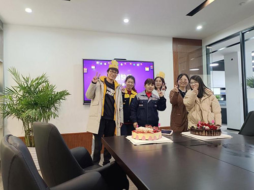 小伙伴們的生日會(huì)，人多才熱鬧。